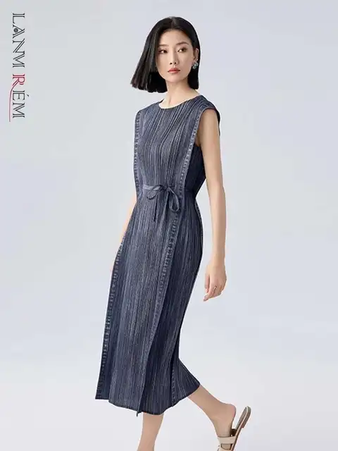 LANMREM Niche Design Straight Pleated Dress For Women 2025 New High Elastic Slim Fit Bandage Sleeveless O-neck Dresses 2DB2823