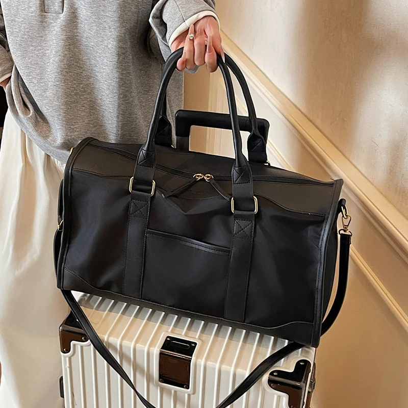 Elegant Leather Travel Bag – Adjustable, Large Capacity Weekend Bag with Zipper Closure and Durable Leather Straps