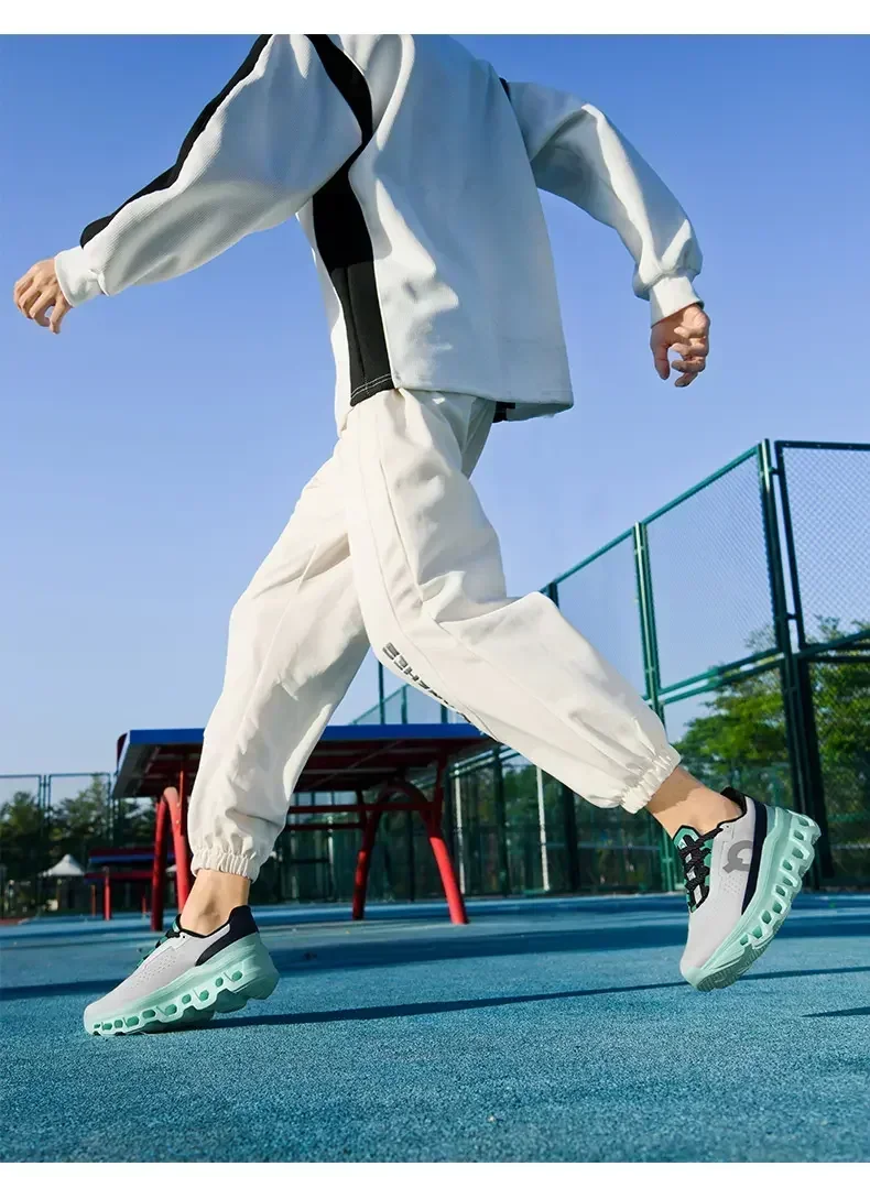 Casual campus look with black mesh running sneakers