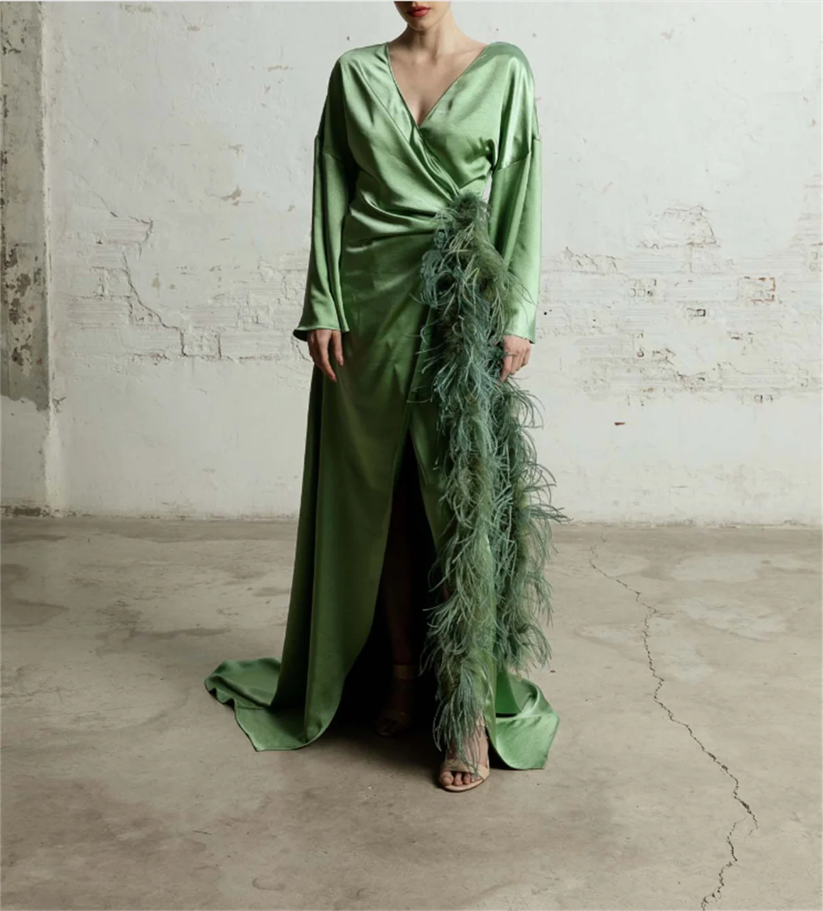 

2024 Green Feather Prom Dress Sexy Cutout Sheer Slit Tulle Evening Dress Sleeveless Suspenders Private Custom вечернее платье