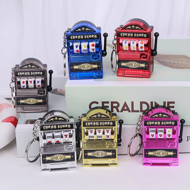 Vaisių lošimo automatų raktų pakabuko kabantis vaizdas