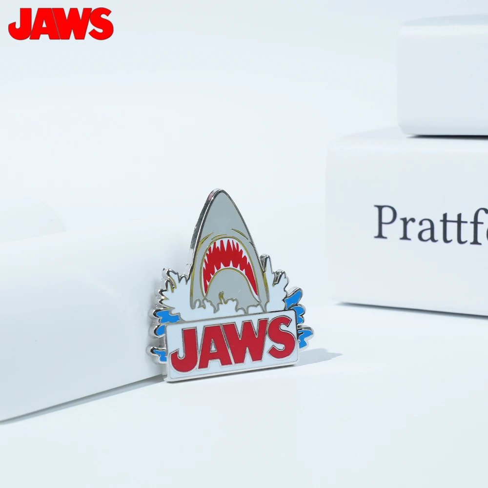 1PC JAWS 공식 라이선스 아연 합금 에나멜 핀 상어 디자인 참신한 장식품 재킷 라펠 핀 애니메이션 백팩 수집품