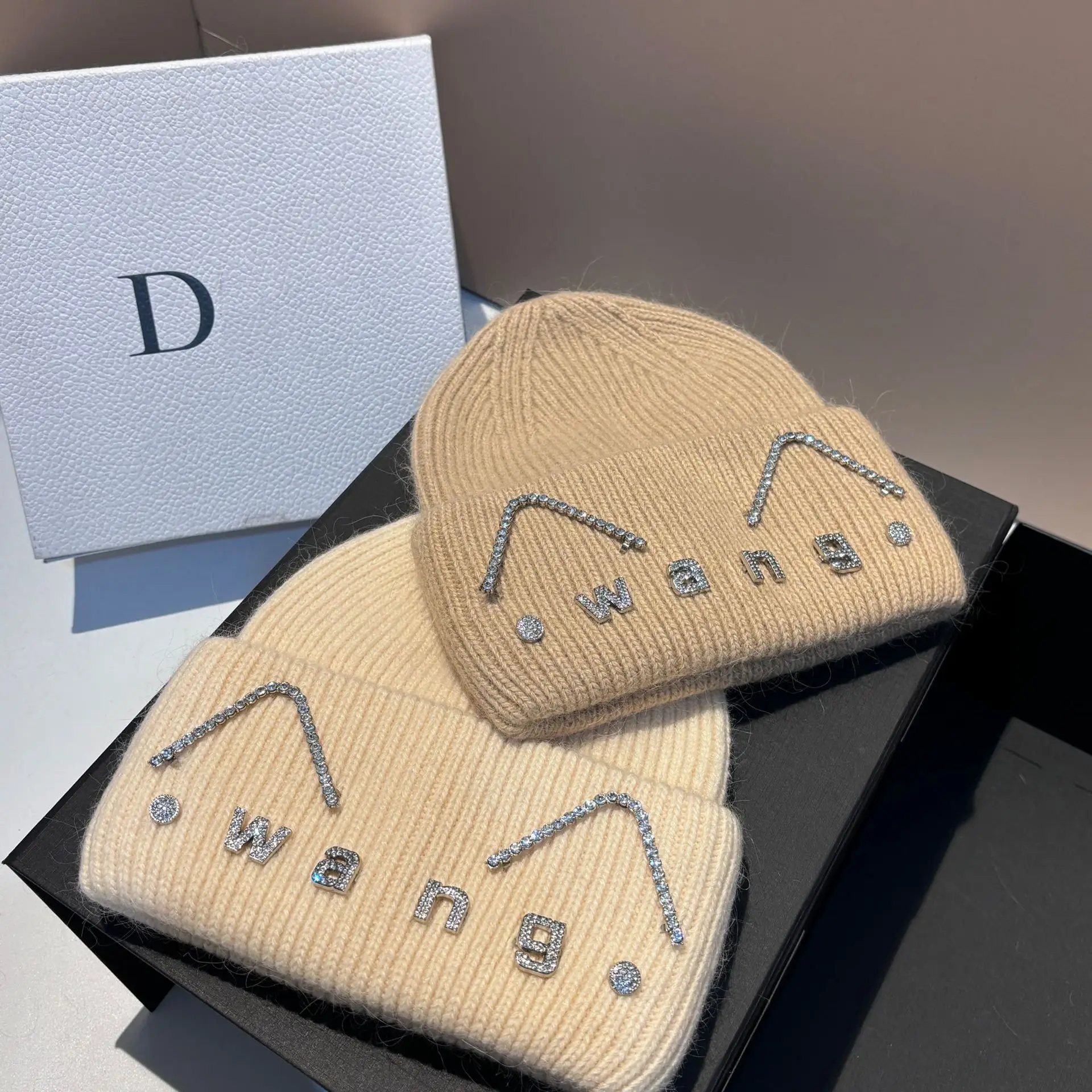Inverno nuove lettere Wang orecchie di gatto carino pelliccia di coniglio cappello lavorato a maglia berretto caldo addensato all'aperto femminile
_voghion.com