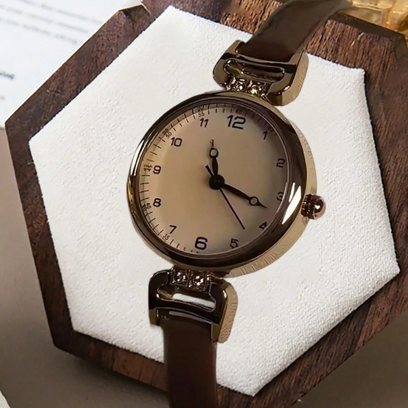 Ladies'strap circular digital small dial retro British style niche light luxury fashionable quartz watch suitable for daily wear