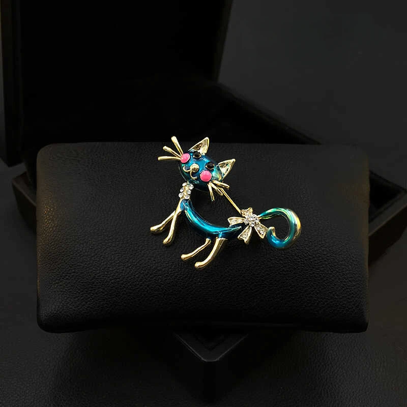 Exquisite Cute Kitty Brooch Women Fashion Cat Enamel Pin Cardigan Decorative Corsage Niche Design Suit Accessories Jewelry 5670