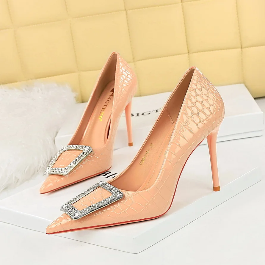 thumbnail image 1 of Zapatos de tacón ultraalto y delgado para mujer, boca baja, punta afilada, lacado, piel de serpiente, patrón clásico, hebilla de diamante de agua, zapatos de tacón individuales, 1 of 4