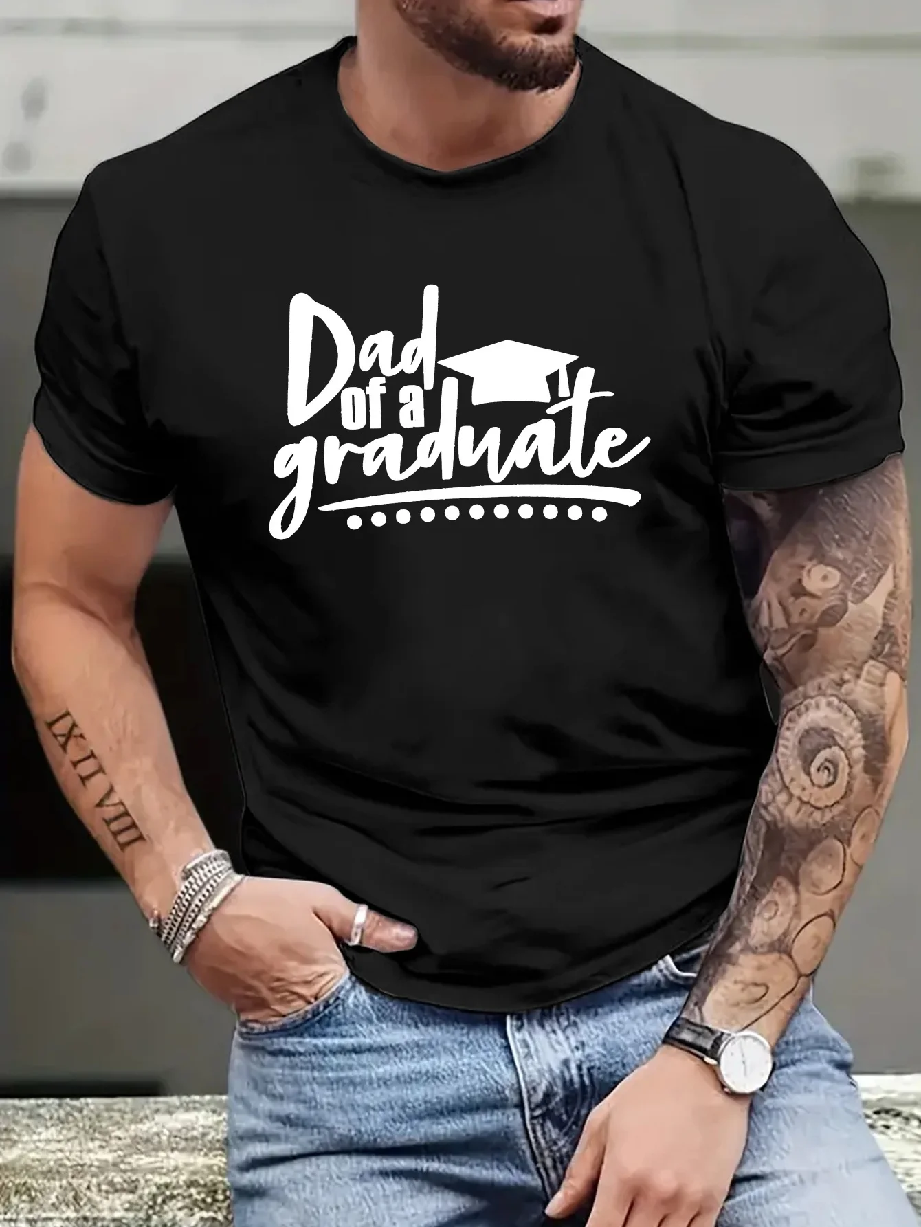 Dad Of A Graduate Print, Men's Round Crew Neck Short Sleeve, Simple Style Tee Fashion Regular Fit T-Shirt, Casual Comfy Top For Spring Summer Holiday Leisure Vacation Men's Clothing As Gift