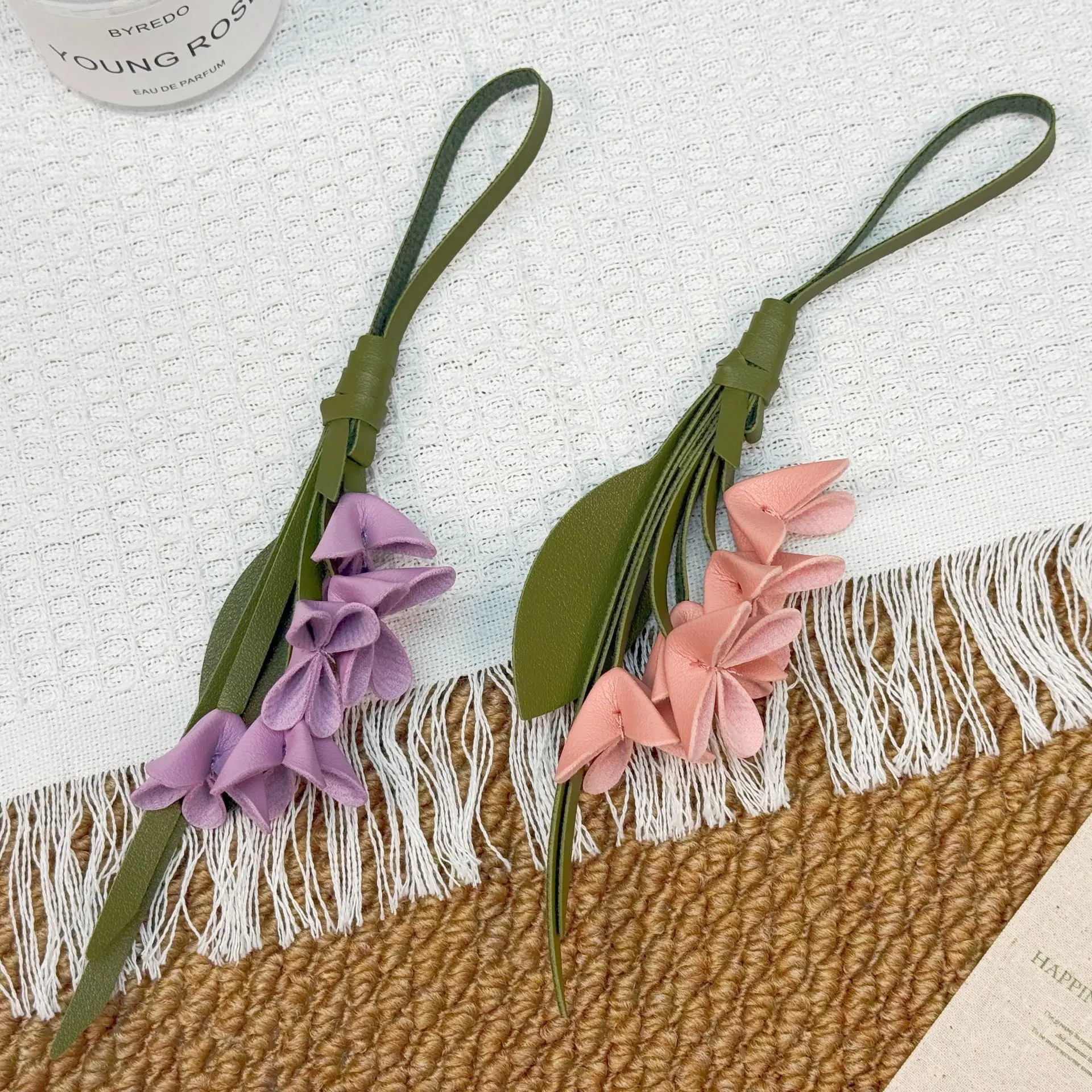 Elegant Floral PU Leather Keychain with Pendant