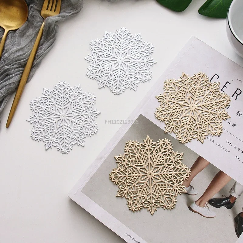 1PcHollow Creative Design Light Luxury Western Meal Mat Insulated Small Cup Mat PVC Christmas Snowflake Meal Mat Coffee Coasters