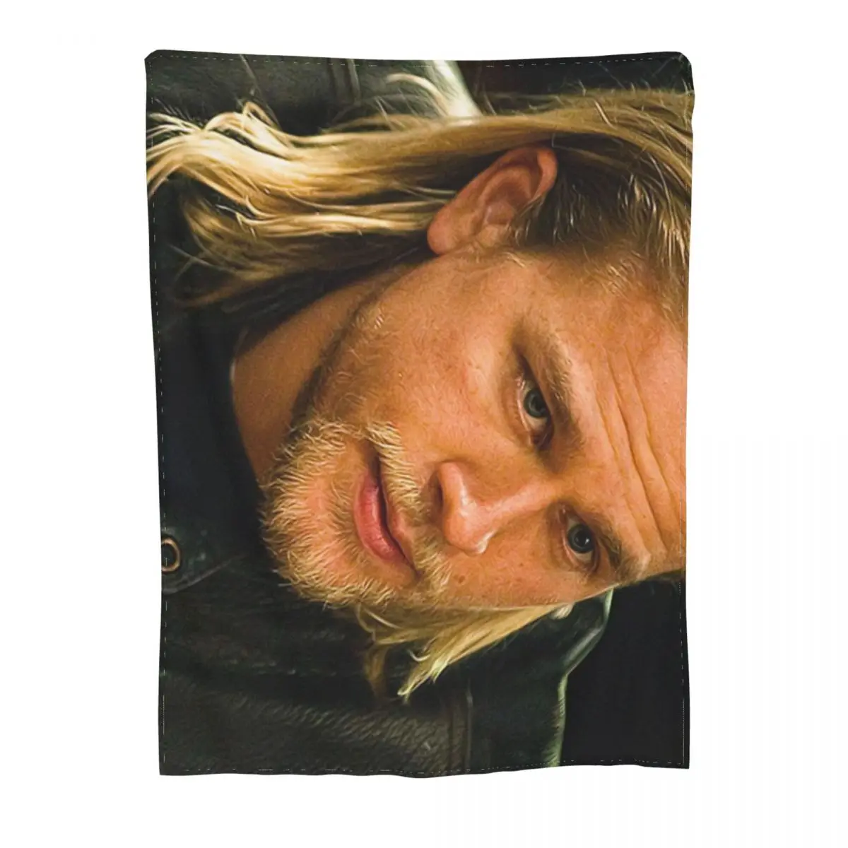 Charlie Hunnam ��Ʈ�� ����Ʈ ����ũ�� �ø��� ���