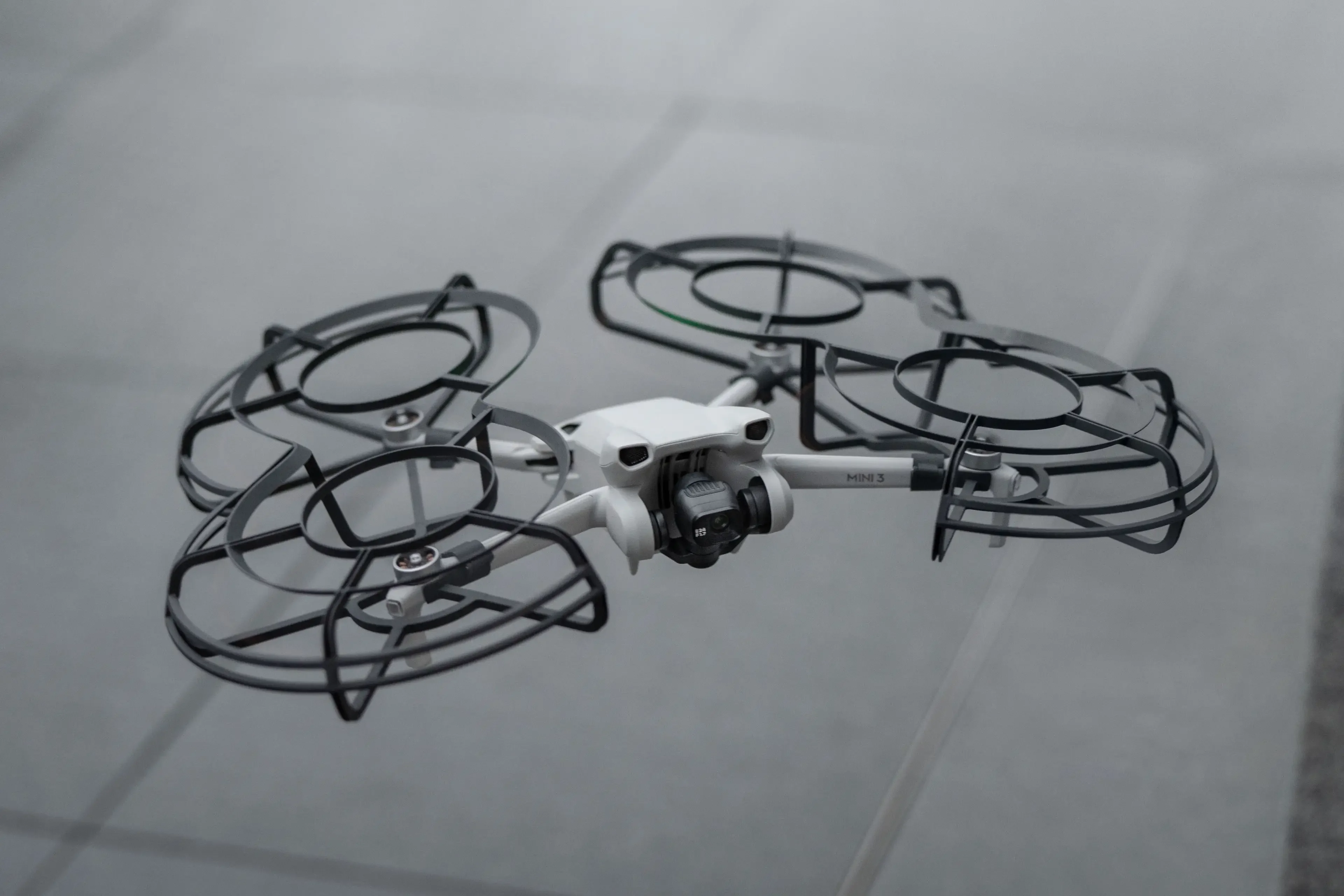 Vue rapprochée de la garde d'hélice violette pour DJI Mini 3/Pro, garantissant sécurité et vol en toute tranquillité.