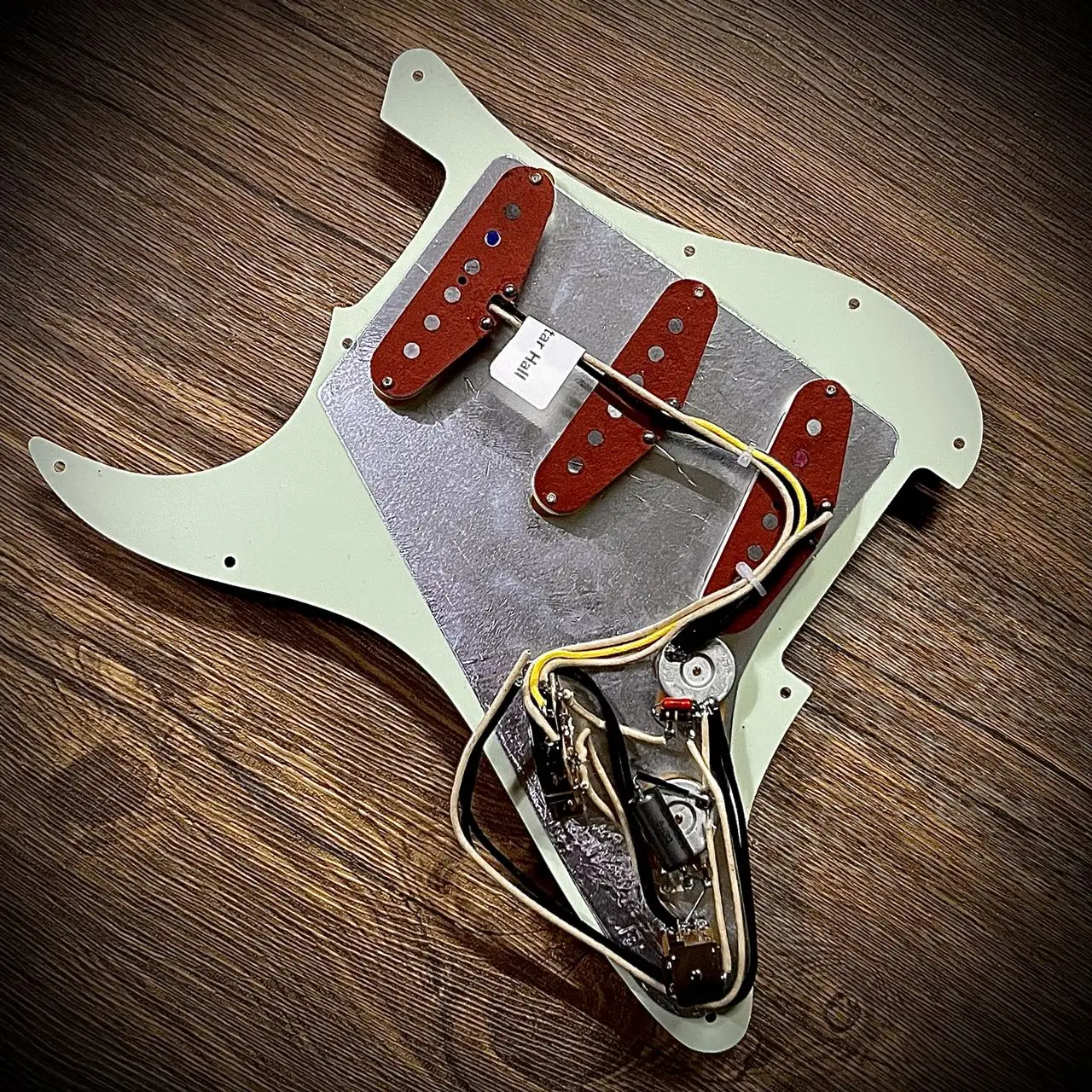 

Hand Made and Customized Alnico5 SSS Single Coil Vintage Pickup Loading Guard for Electric ST Guitarr Pickup, Old Red 57 Strat