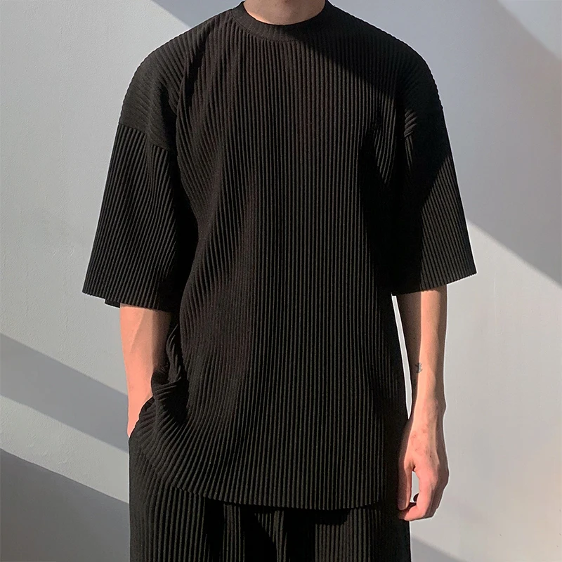 

2022 Men's Pleated Short Sleeve Loose T-shirts Fashion Trend Round Neck Tshirt Black Color Breathable Fabric T Shirts Clothes