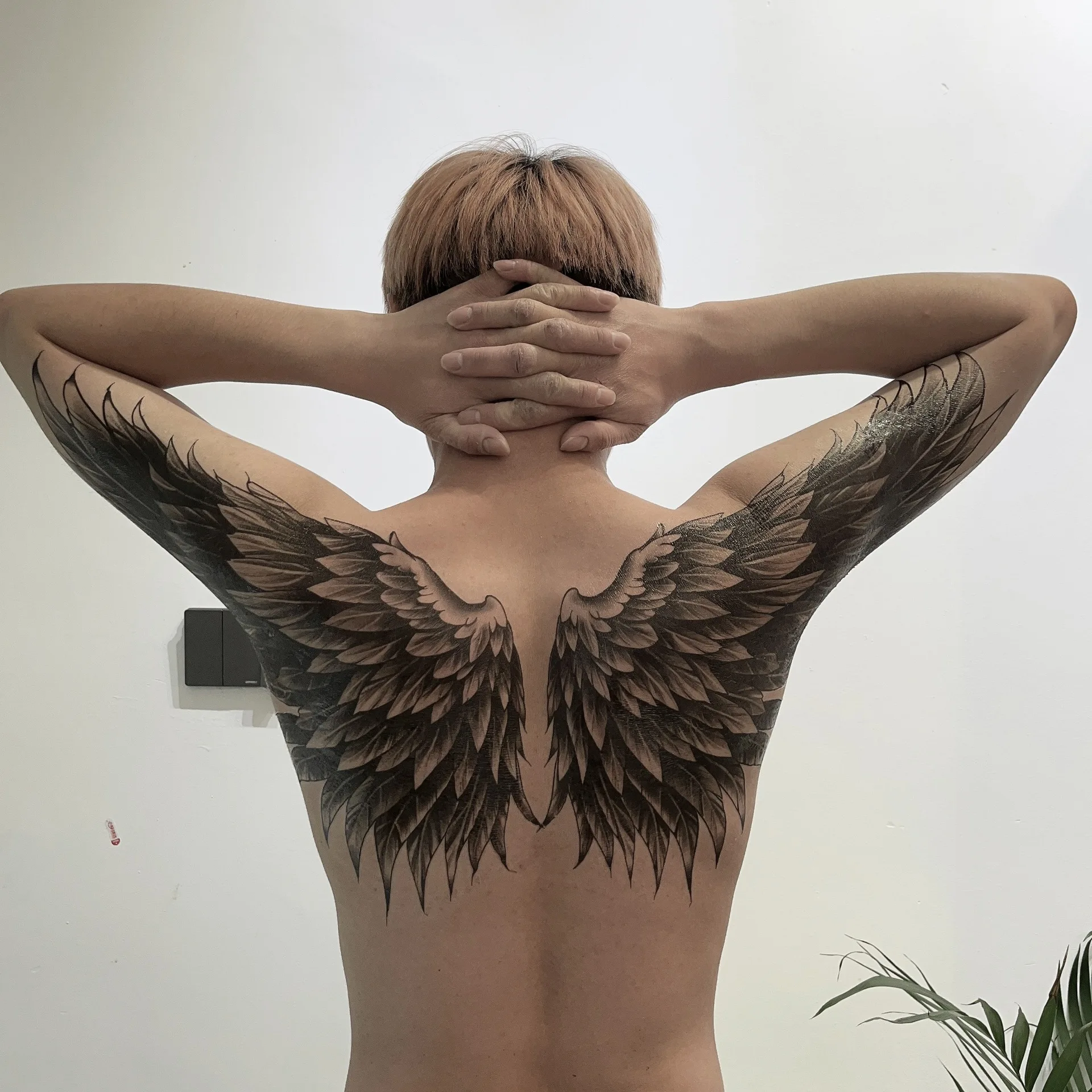 Pergunta/Conselho: Tatuagem de asas de anjo nas costas em um homem :  r/tattoos, image size:1920x1920