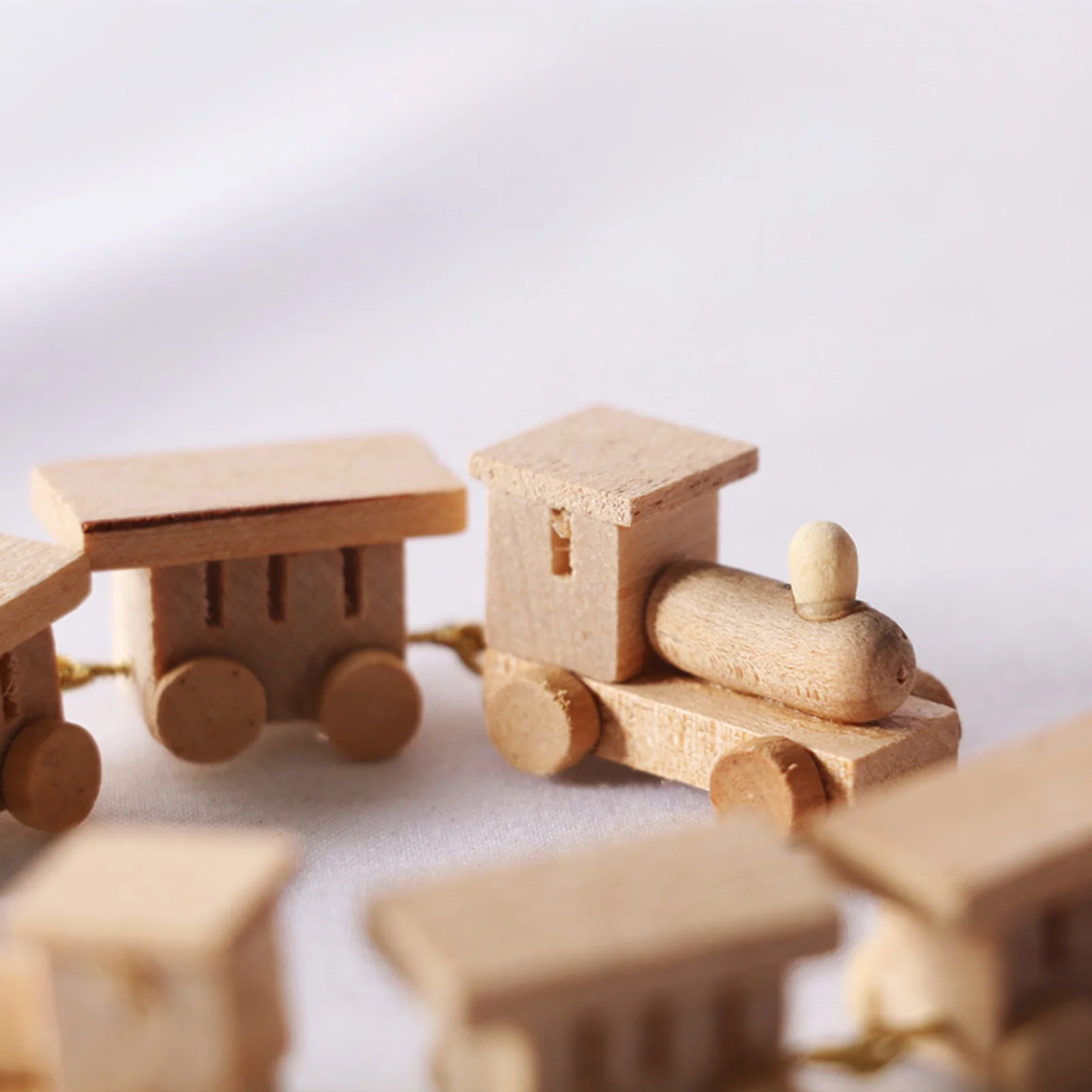 1Pc Mini Wooden Train Simulation Model Toys 1/12 Dollhouse Miniature Accessories For Doll House Decoration Educational Toys