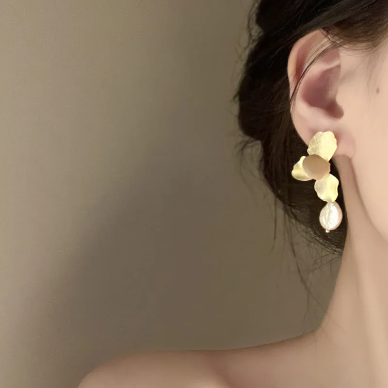 Luxury Gold Color Flower Earrings Baroque Pearl Minar Statement Fashion Jewelry For Women Retro Petal Long Drop Earrings Gift 9 S1667548377C44E8Aaadecac7F979F0Fai