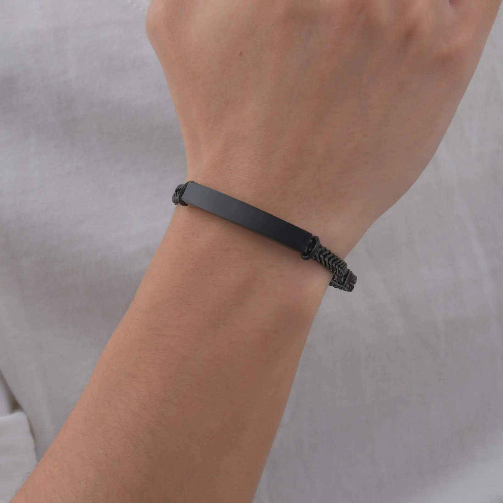 Personalisierte Armbänder für Männer und Frauen mit Namen, individuelles Edelstahlarmband, gedrehte Textur, Unisex-Armreifen, graviertes Geschenk – Detail 5