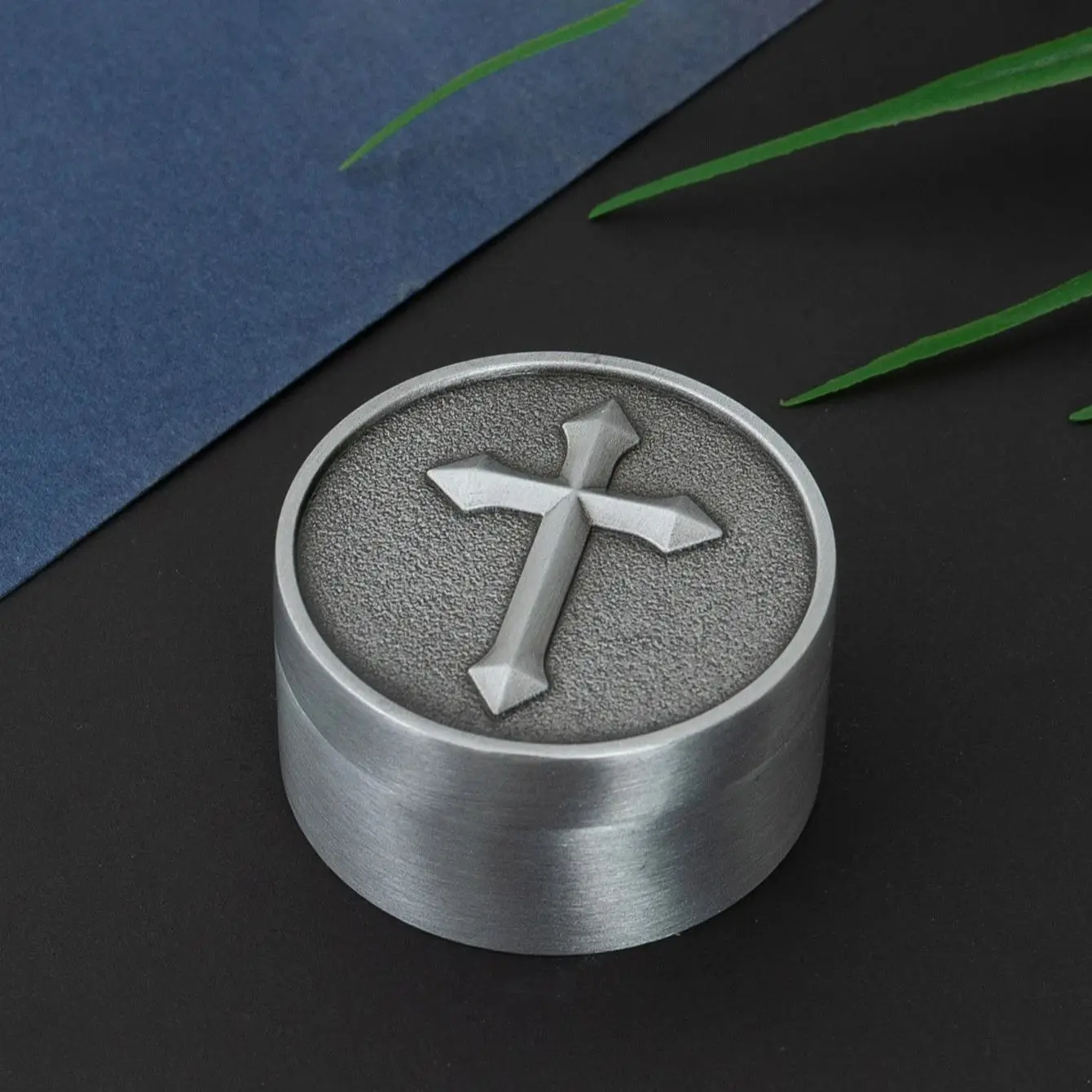 Retro metal crafts mini cologne paste small box sealed solid paste carry-on round cross jewelry box