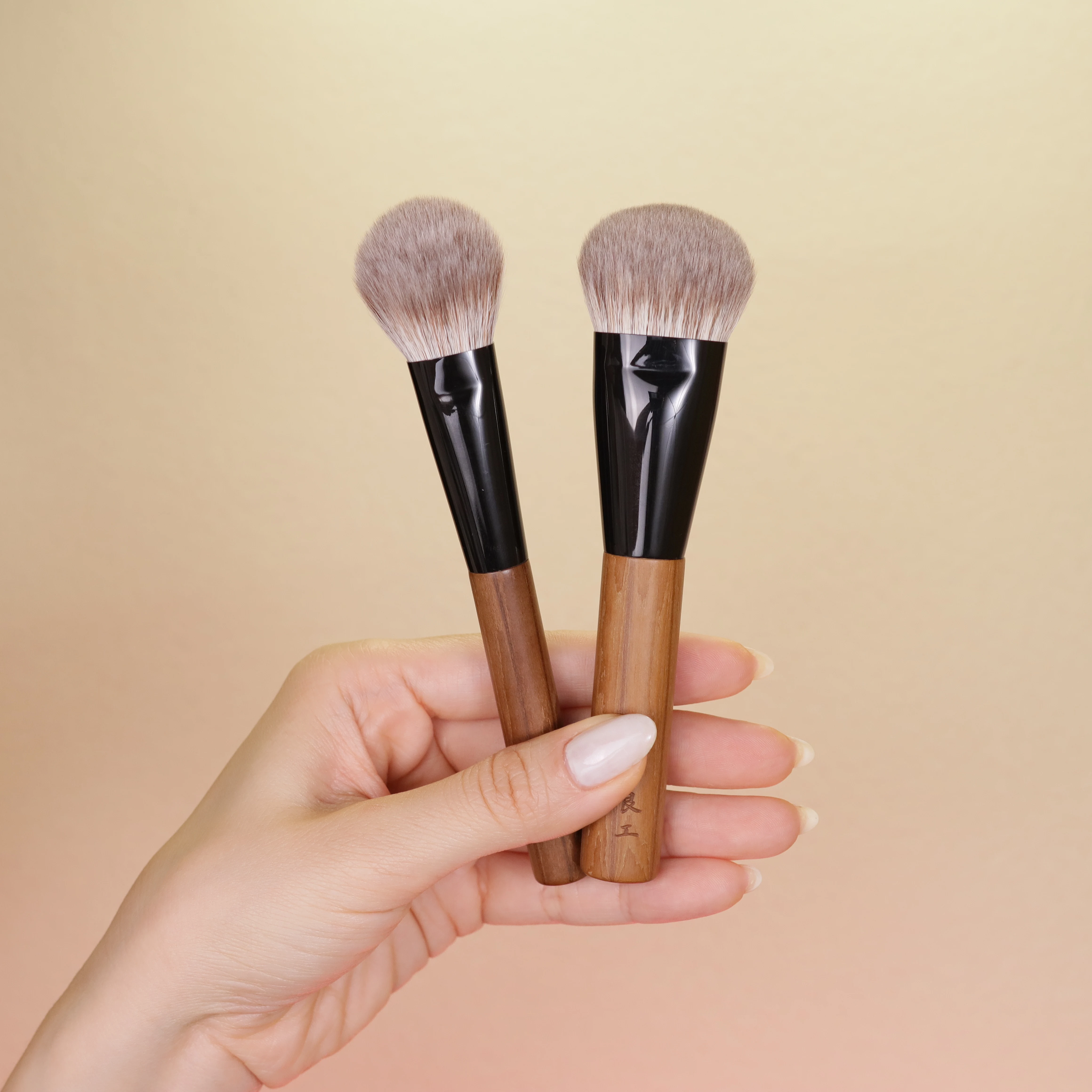 

Qiaolianggong Professional Handmade Makeup Brush Mountain Wool Mixed Artificial Fiber Slope Face Brush