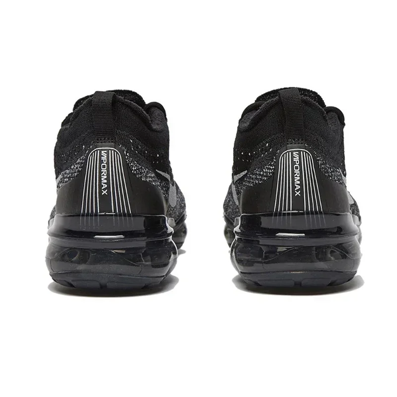 Рисунок 3 - Мужские и женские черные кроссовки