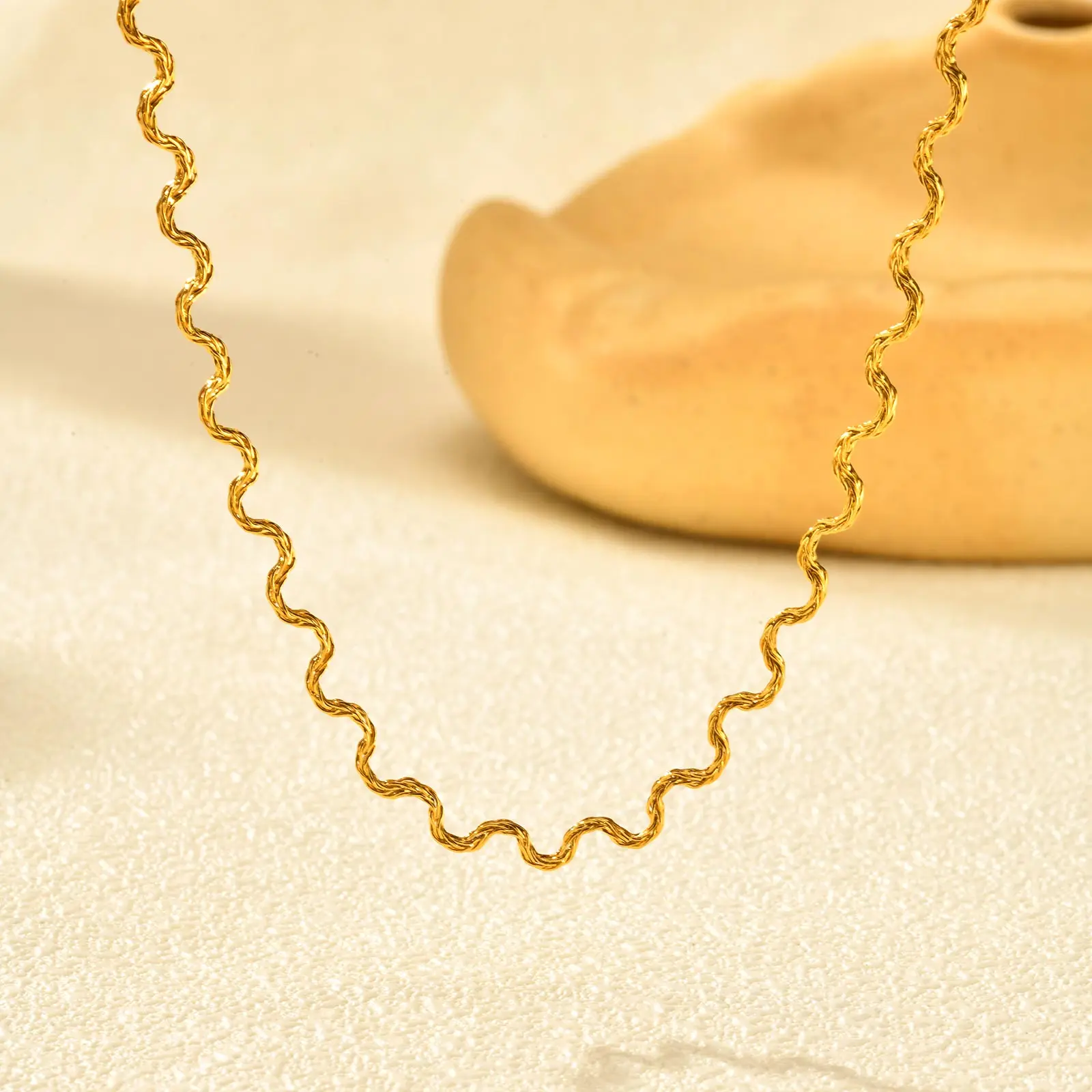 Schicke Wellenkette aus Edelstahl für Damen, hochwertige vergoldete Halskette, modisches wasserdichtes Schmuckgeschenk – Detail 5
