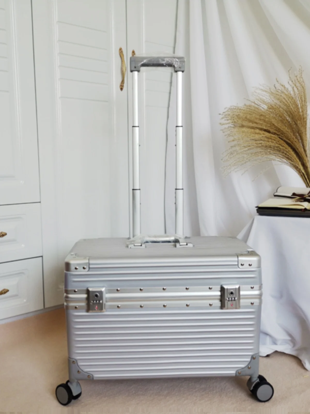 8-Inch Aluminum Frame Suitcase M Travel Lage Carry-On Photoaphy Box Fem Travel Universal Wheel Flip Cover Pull Bar