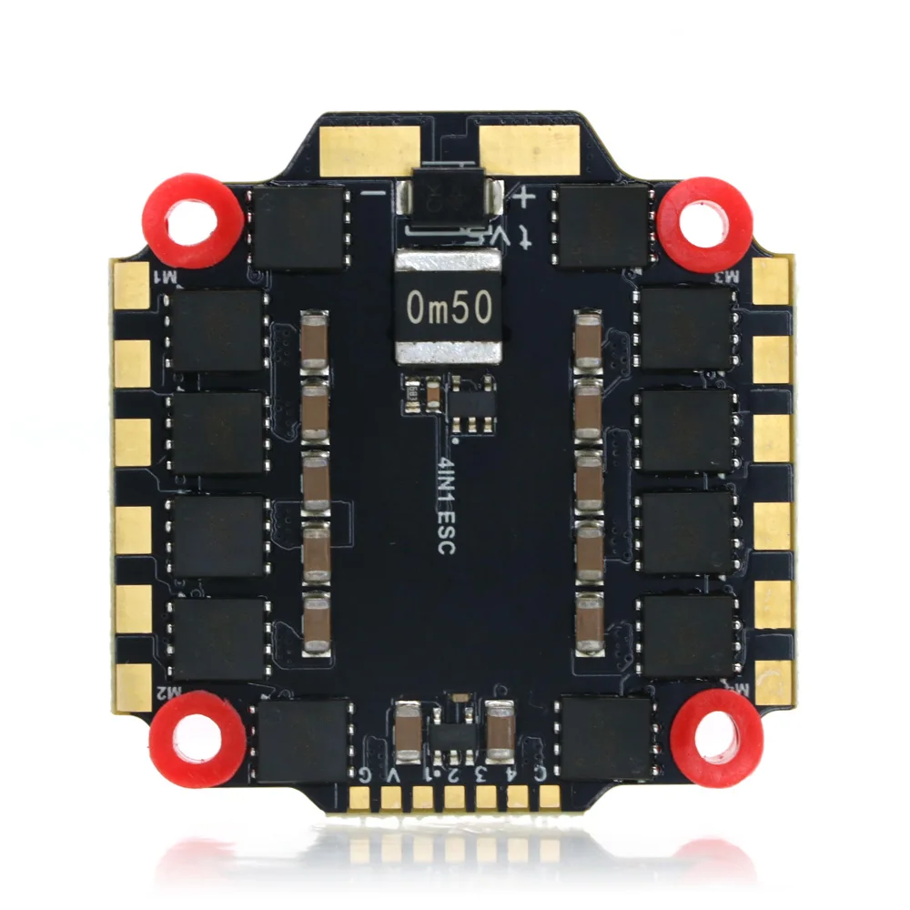 Détail des composants du contrôleur de vol performant pour drone FPV, circuit imprimé visible.