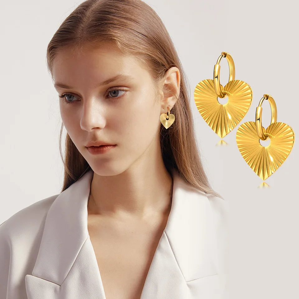 Orecchini a cerchio a forma di cuore alla moda chic da donna