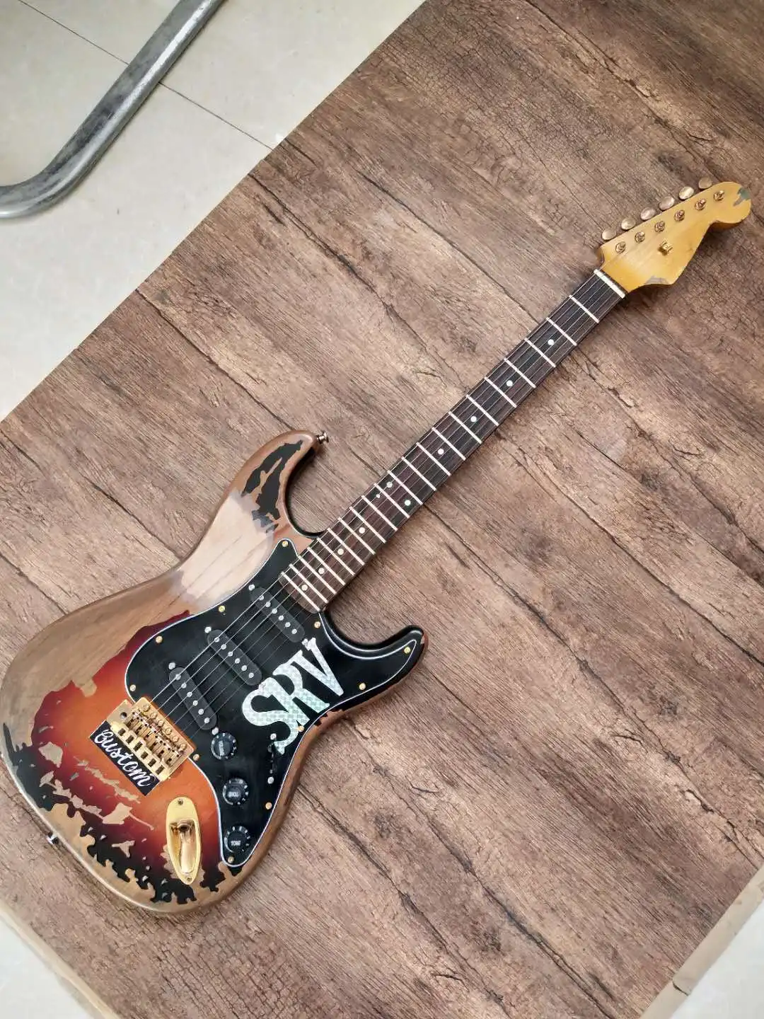 

Made in China classic retro SRV6 string electric guitar, sunset body, gold hardware, free shipping