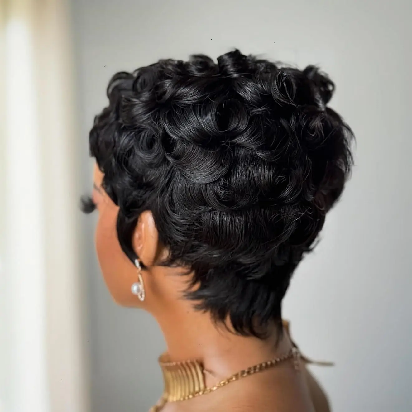 Parrucca da donna in capelli umani, taglio pixie, interamente realizzata a macchina - corta, a strati, riccia con frangia, pre-pizzicata, pronta da indossare per uso quotidiano, dall'aspetto naturale. - immagine 3