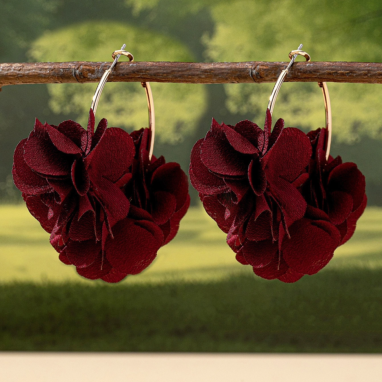 Ein Paar modische Creolen für Damen, elegante Ohrringe mit Blumenmuster aus Stoff, geeignet für den täglichen Gebrauch, Partys und als Weihnachtsgeschenk. – Detail 18