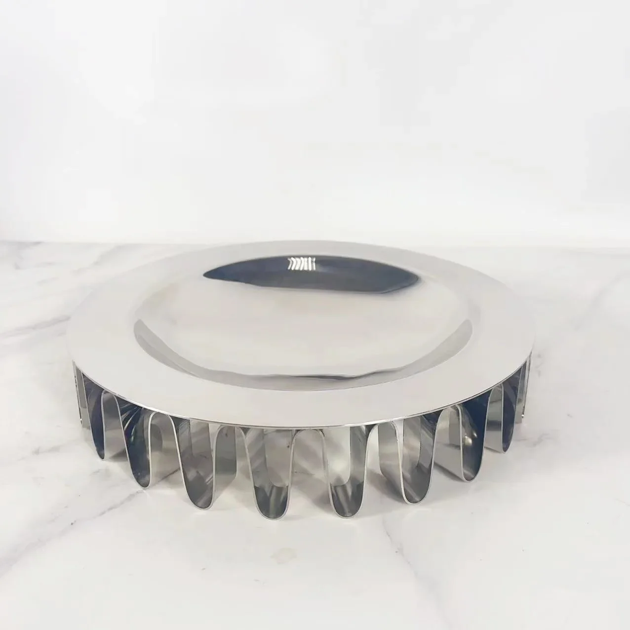 Nordic modern minimalist European style silver metal circular skirt edge fruit plate decoration model room decoration 4