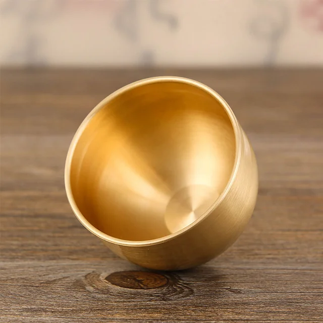 황동 소재의 빈티지 술잔: 다목적적이고 매력적인 음료 용기
