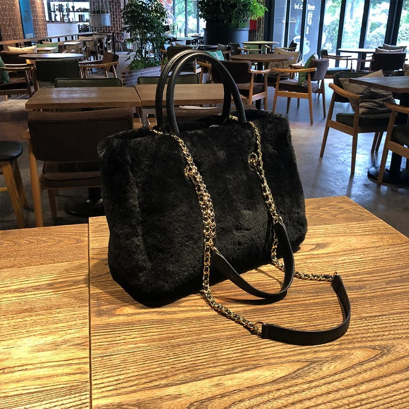 

2023 Women's Fashion Fur Bag Luxury Wool Fur Tote Bag Large Capacity With Chain Can Be Crossbody Soft Fur Bag