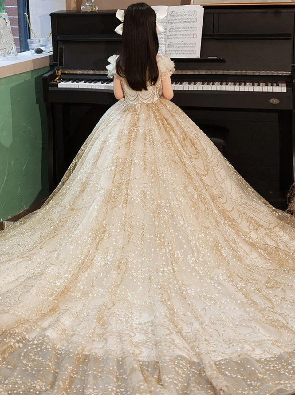 Maßgeschneiderte Champagnerfarbene, glänzende, mit Pailletten besetzte Blumenmädchenkleider für die Hochzeit 2026, Prinzessinnenkleid für Kinder, Klavierauftritt, Erstkommunionkleid – Detail 8
