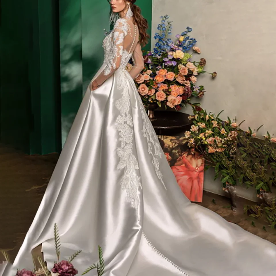 Maßgeschneiderte, bezaubernde Brautkleider aus Satin mit Spitzenapplikationen, A-Linie, 2026, Illusionsknöpfe, rückenfrei, mit Hofschleppe, Tüll-Brautkleid – Detail 3