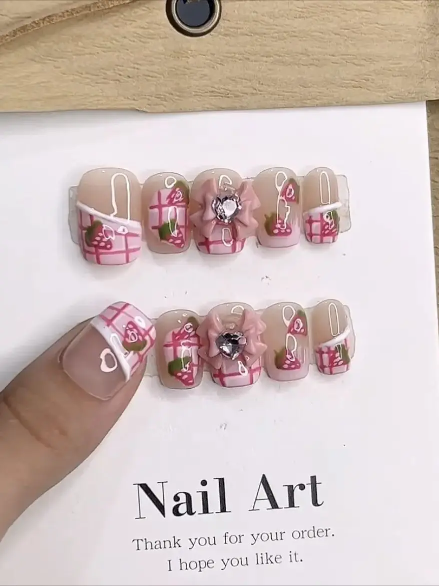 10 Stück rosa handgemachte Press-on-Nagelkunst mit niedlichem handbemaltem Erdbeer-Design Presson Nail Kawaii Short Square Falsche Nägel Tipps – Detail 5