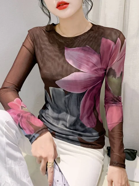 절묘한 꽃 프린트와 편안한 핏을 자랑하는 여성용 더블 레이어 메쉬 티셔츠