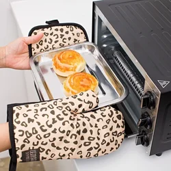 Leopard Print Insulated Kitchen Gloves Set with Potholders (Light Leopard)