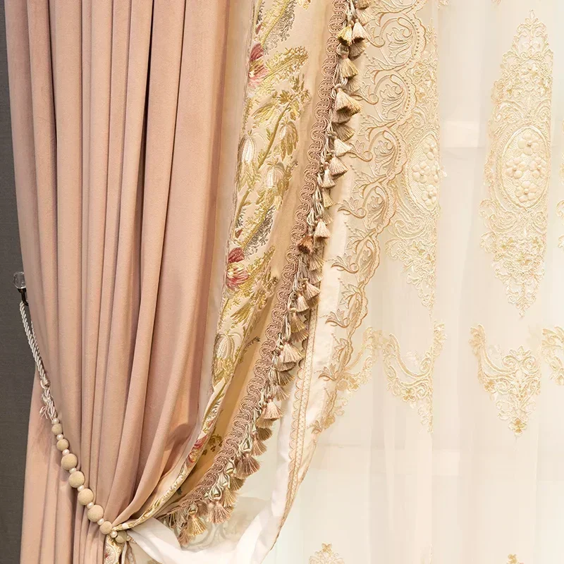 Рисунок 3 - Бархатные шторы розового цвета с вышивкой