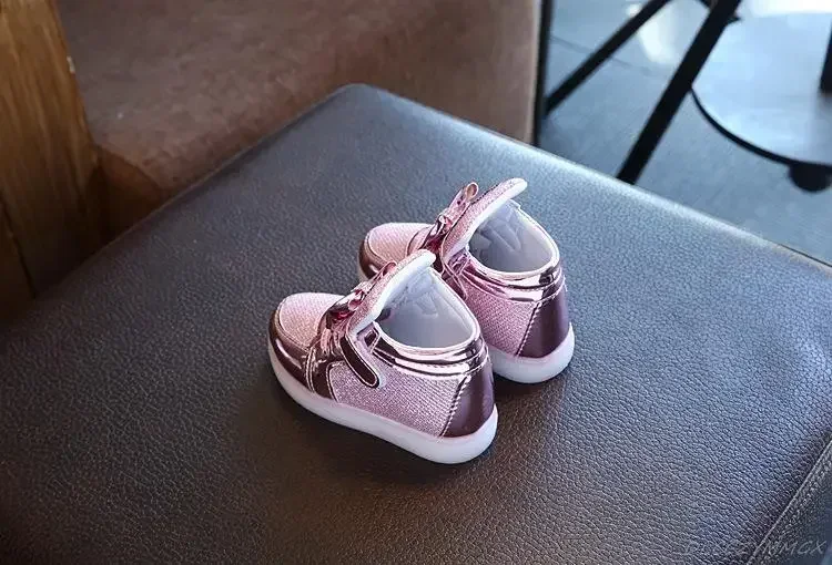 Description Picture 6 of itemNew Children Luminous Shoes Boys Girls Sport Running Shoes Baby Flashing Lights Fashion Sneakers Toddler Little Kid LED Sneakers