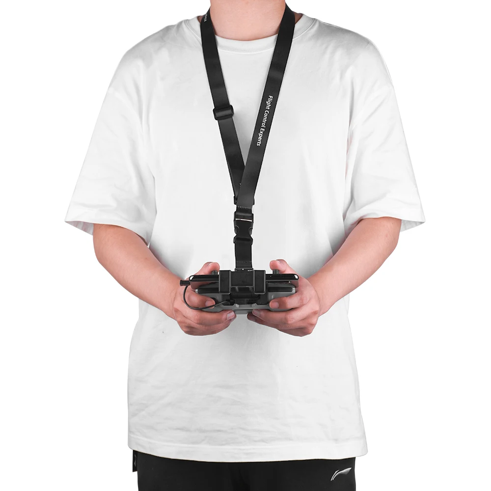 Utilisateur portant la sangle de cou autour du cou, les mains libres pour piloter le drone en toute sécurité.