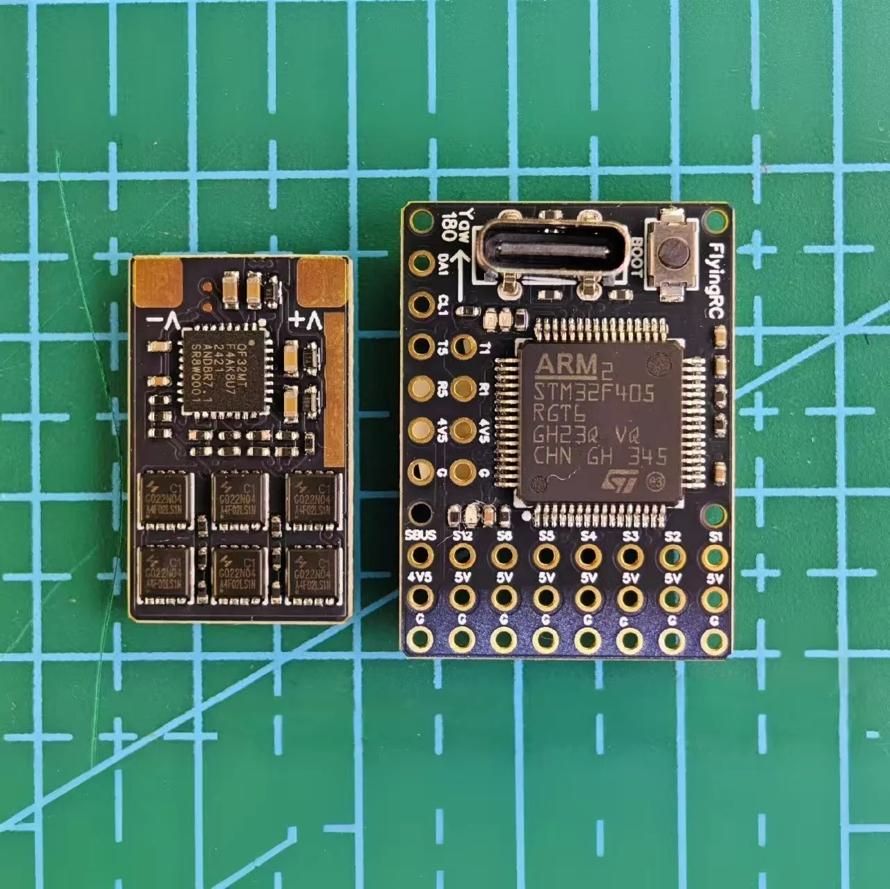 Vue de dessus du Mini ESC 40A 32Bit avec dissipateur thermique pour drone FPV
