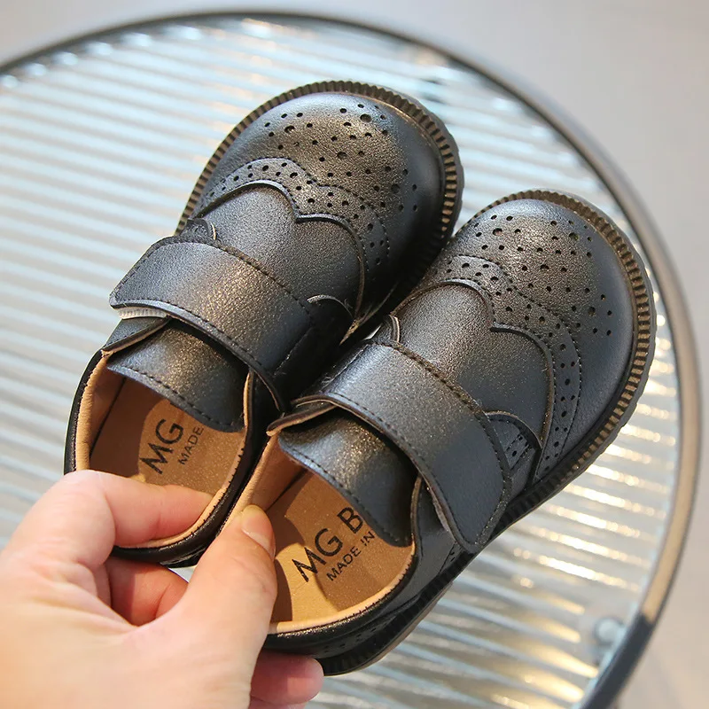 Zapatos Nina 영국 소년 가죽 신발 레트로 중공 부드러운 단독 소녀 신발 클래식 솔리드 키즈 신발 파티 웨딩 플랫 캐주얼 소년 신발