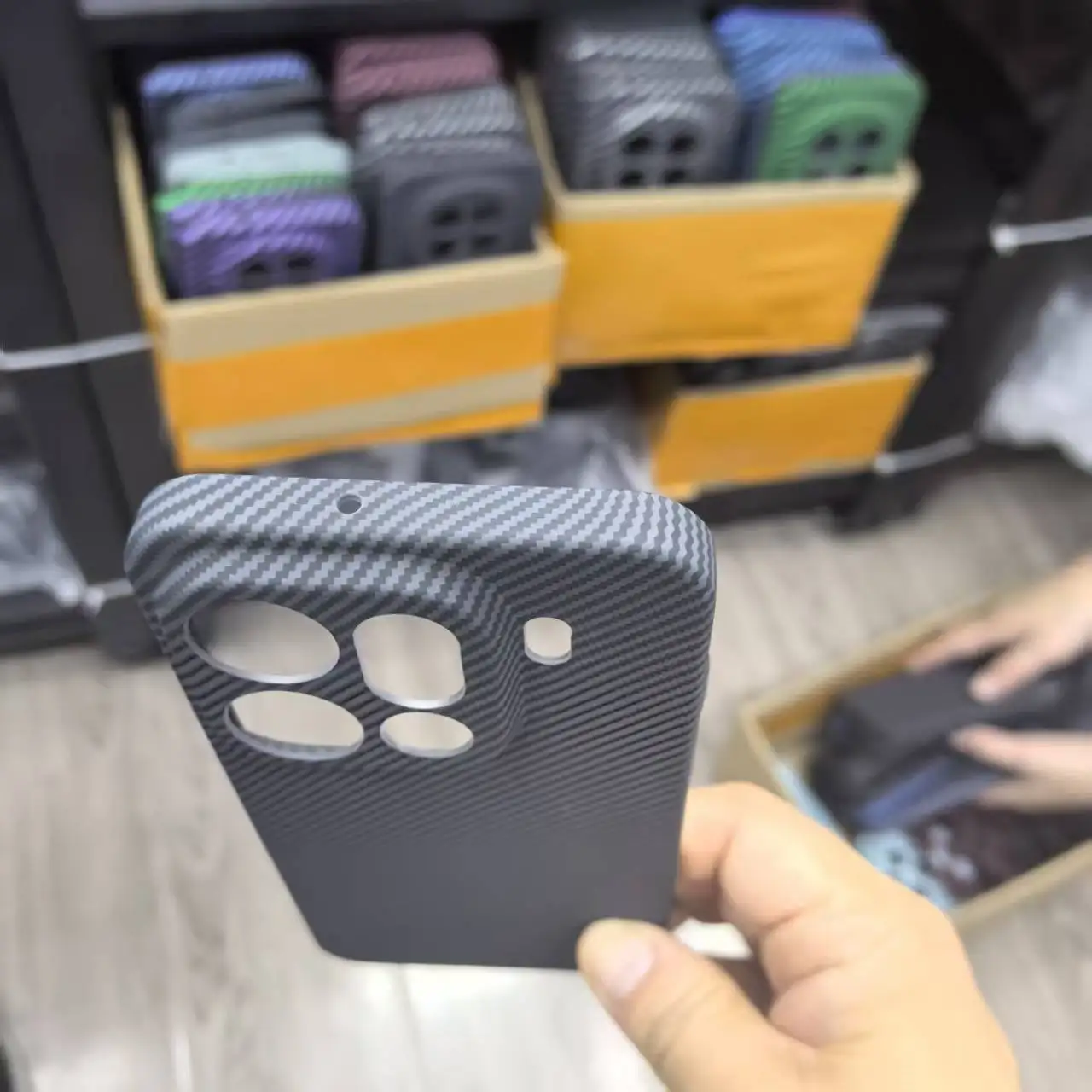 Sleek Carbon Fiber Pattern Ultra-Thin Business Case with Magnetic Charge and Anti-Drop Protection