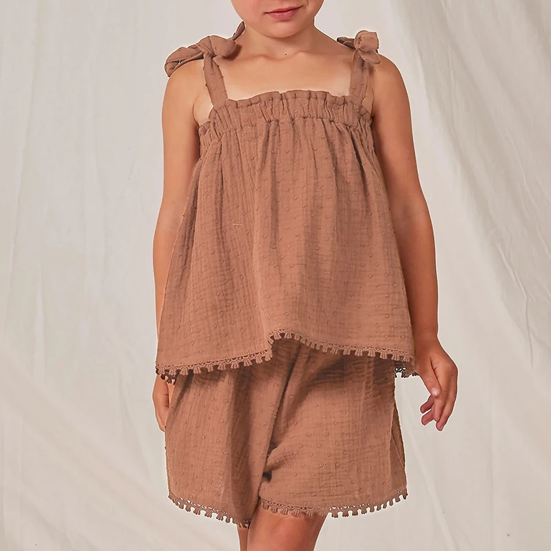 

Хлопковая марлевая майка для девочек, топы и шорты, комплект из двух предметов, Новинка лета 2024, кукольная рубашка с цветочным принтом и бантом, повседневный костюм