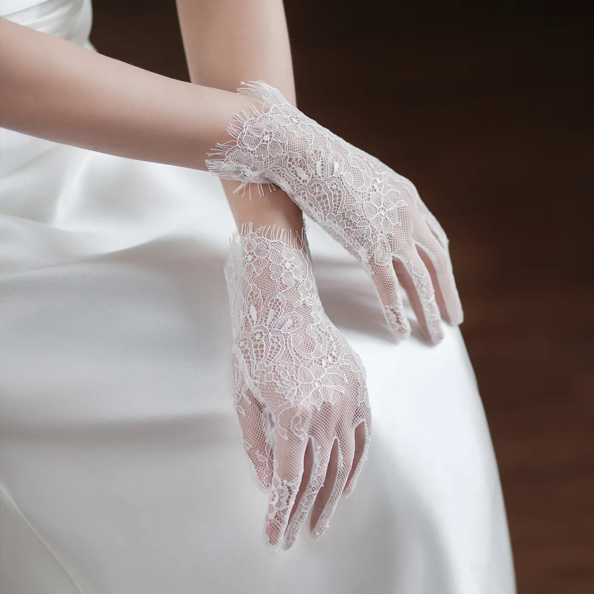 New Fashion High Quality White Short Lace Hollow Tulle Gloves All Finger Women's Wedding Dress Party Accessories