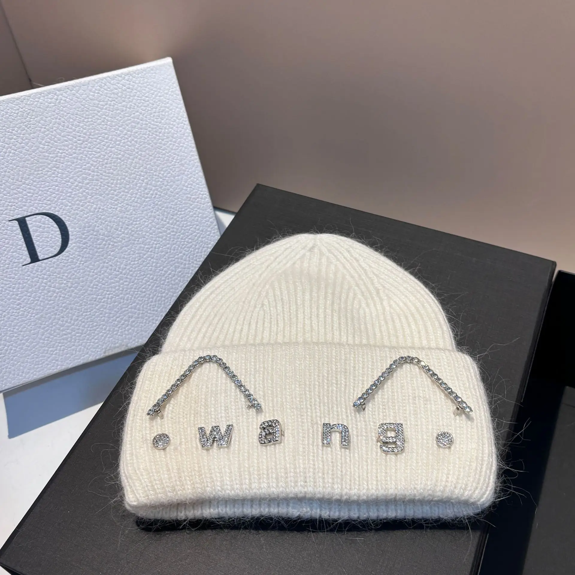 Inverno nuove lettere Wang orecchie di gatto carino pelliccia di coniglio cappello lavorato a maglia berretto caldo addensato all'aperto femminile
_voghion.com