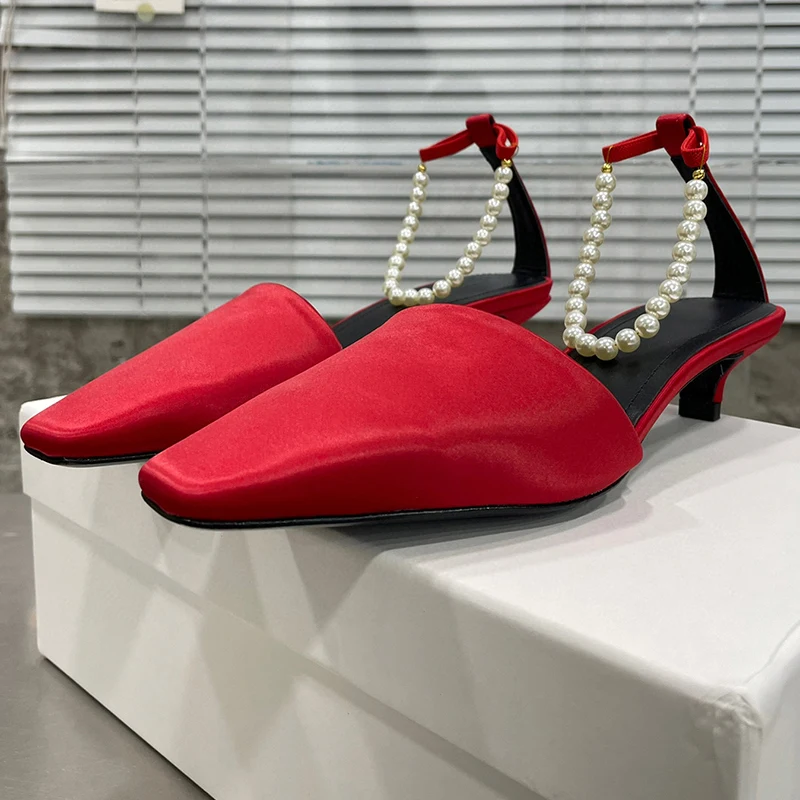 

Сандалии женские из атласного материала, роскошные босоножки с жемчугом, маленький квадратный носок, туфли-лодочки с котятами для банкета, лето