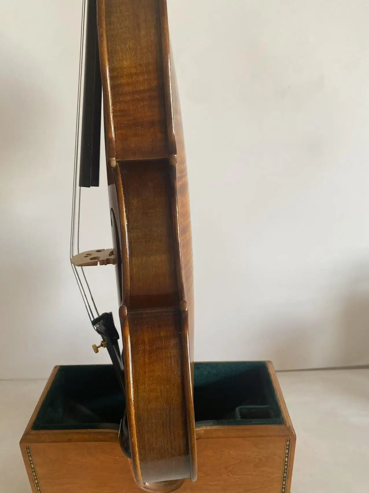 Hand Oil Rub Highly Flamed 2-Piece Back Solidwood Violin with quality Strings, Size 4/4 (Full Size)
